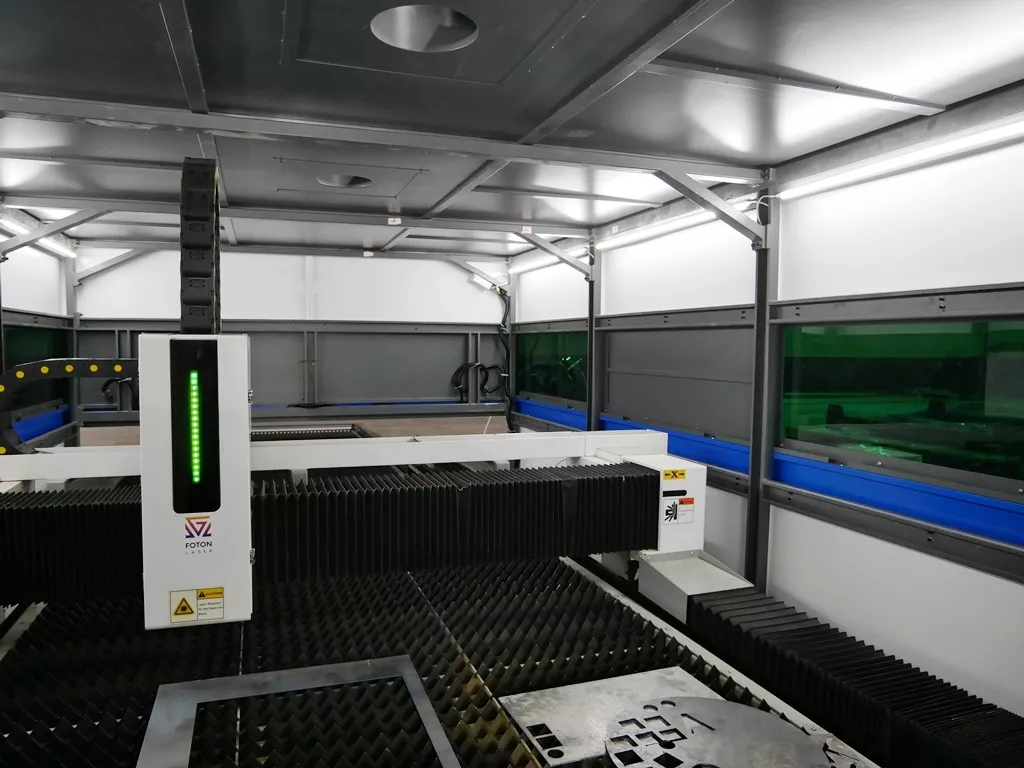 FL-L2040FH-4000-Raycus Лазерный станок с кабинетной защитой для резки листового металла