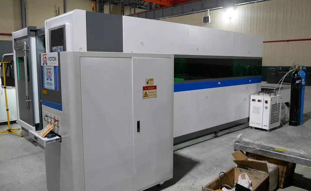 FL-L2040FHR-3000-D350-IPG Лазерный станок для резки листового металла и труб с кабинетной защитой