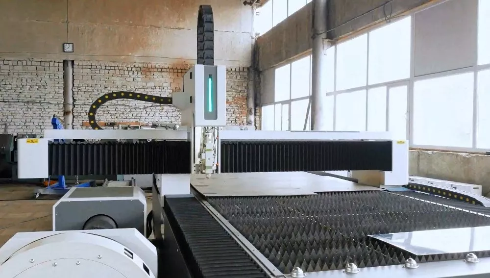 FL-L2040FR-20000-D220-IPG Лазерный станок для резки листового металла и труб