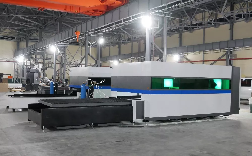 FL-L1560FHE-10000-IPG Лазерный станок для резки листового металла с кабинетной защитой и сменным столом